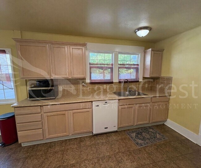 Building Photo - Three Bedroom, Two Bathroom House Near Sha...