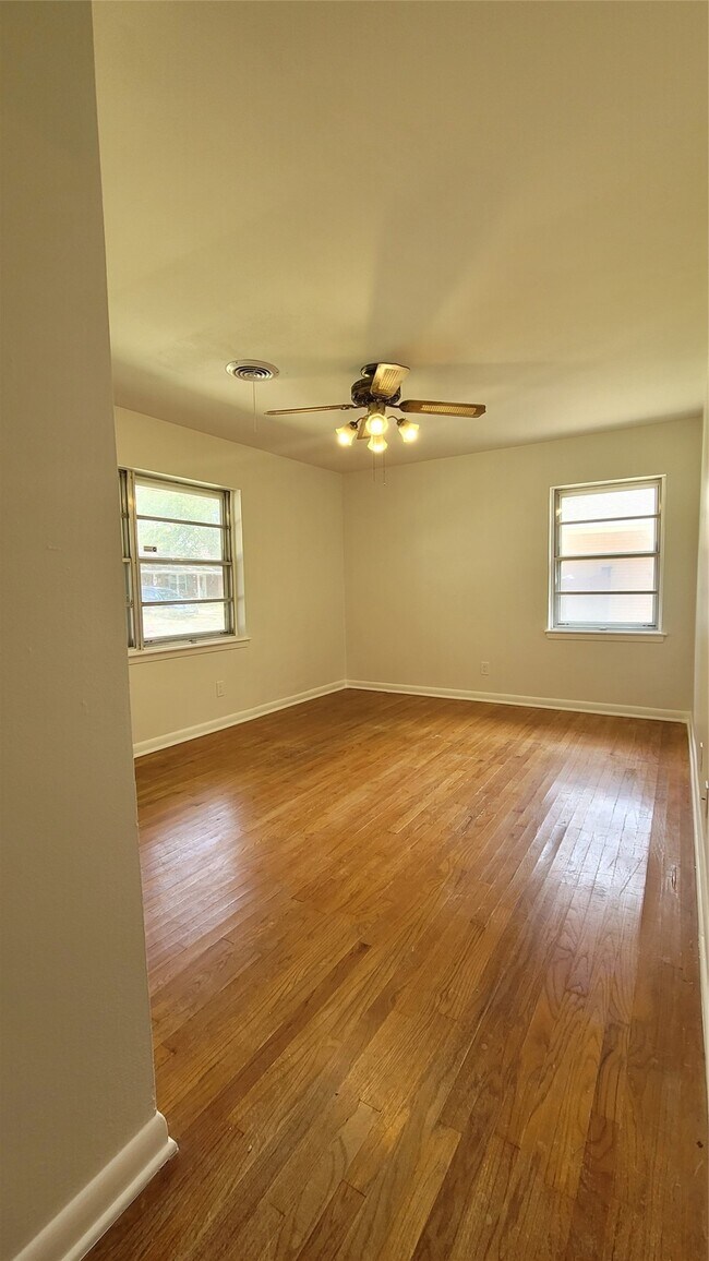 Building Photo - 801 Rosewood Dr