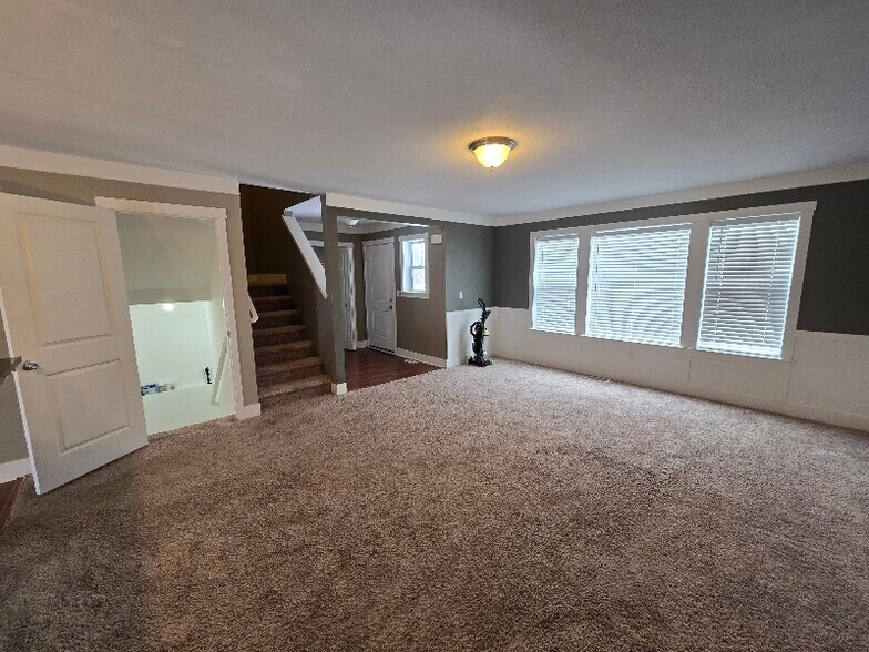 Building Photo - 717 Wild Flower Dr