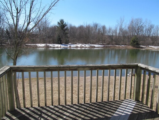 Building Photo - 3 br, 1 bath Townhome - Martin House Townh...