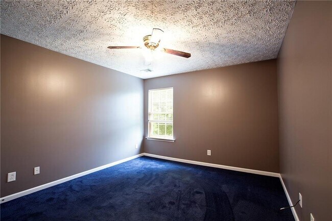 Building Photo - 312 Pieris Dr