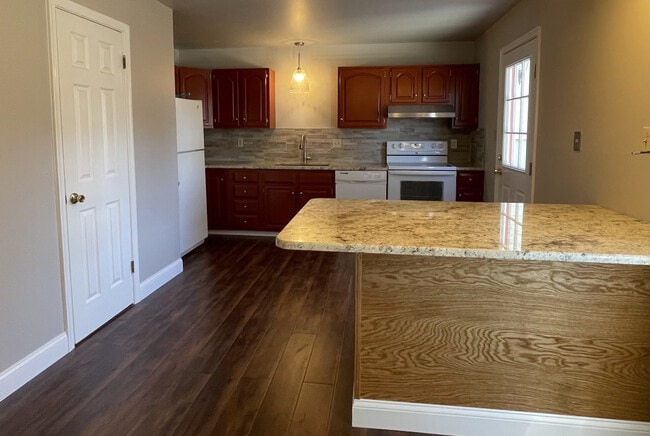 Building Photo - 534 Nicholas Ave