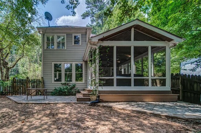 Building Photo - 2555 Ridgewood Rd NW
