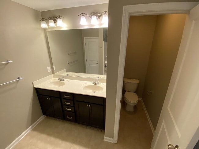 Building Photo - Like-New Townhome in Prime SW Durham Location!