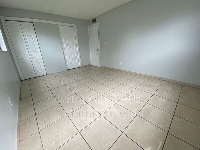 Building Photo - 3204 Louisiana Ave