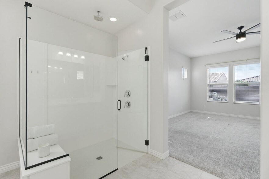 Building Photo - 10631 E Thatcher Ave