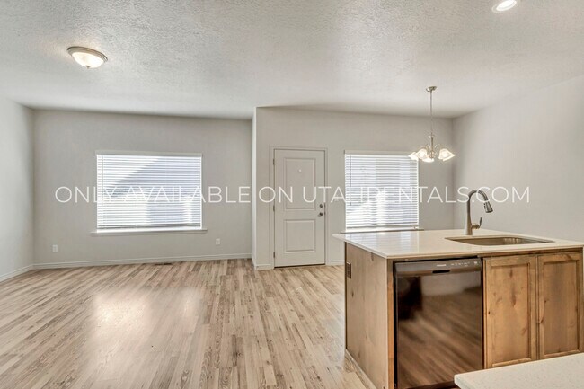 Building Photo - 2586 E 600 N