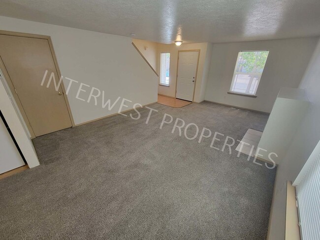 Building Photo - *1ST MONTH'S RENT FREE* 4 Bedroom Home Near Brentwood Park w/Garage, Fenced Yard & Gas Fireplace