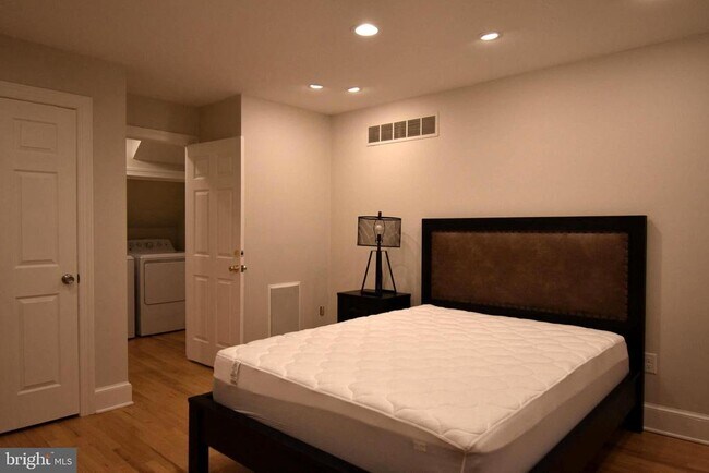 Building Photo - 295 Bay St