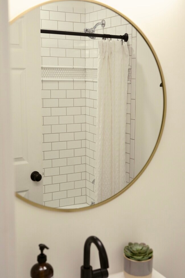 Subway Tile Bath/Shower - 2041 Payne St