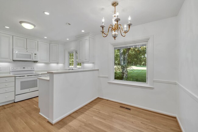 Building Photo - One level living in the heart of Brentwood