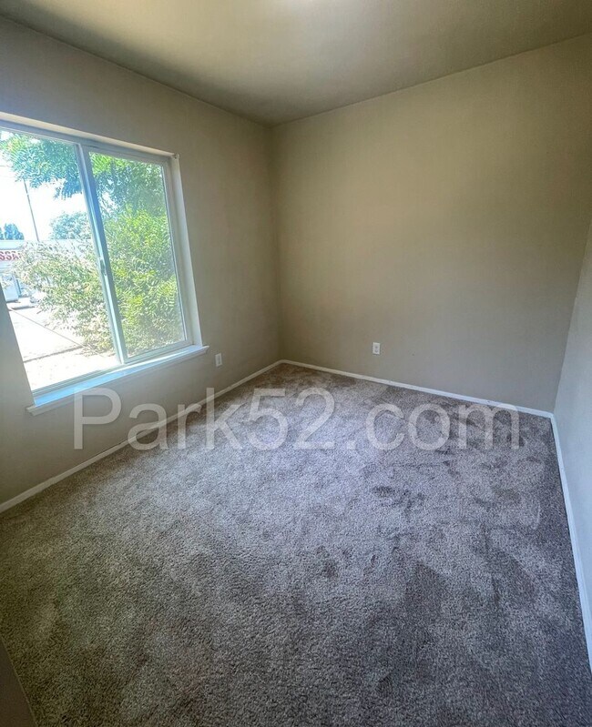 Building Photo - 2 Bedroom, Lower Level Duplex