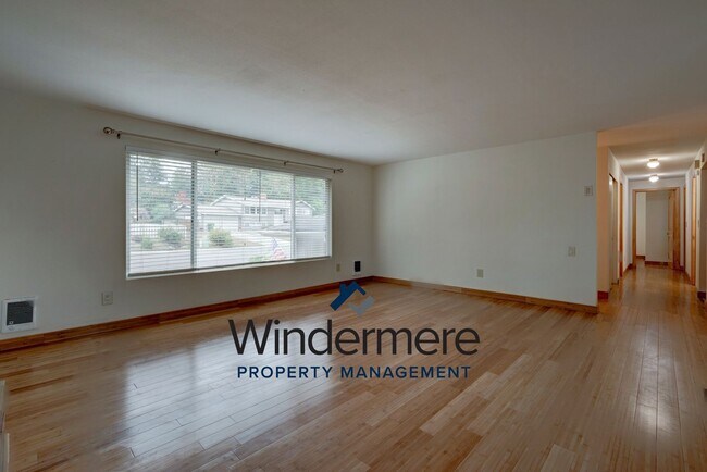 Building Photo - Spacious 3 Bedroom 3 Bath in town