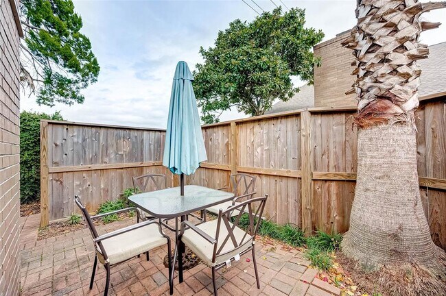 Building Photo - 13922 Hollowgreen Dr