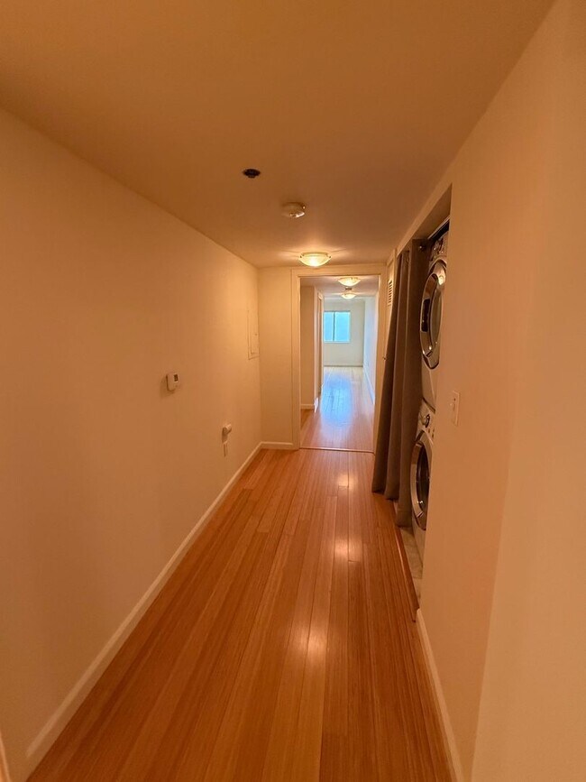 Building Photo - Beautiful Spacious 2 Bedroom/2 Bath Condo