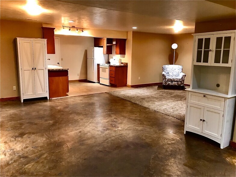 Building Photo - 4835 Creek View Dr