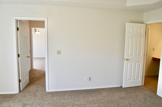 Building Photo - Spacious 3 Bedroom Condo!