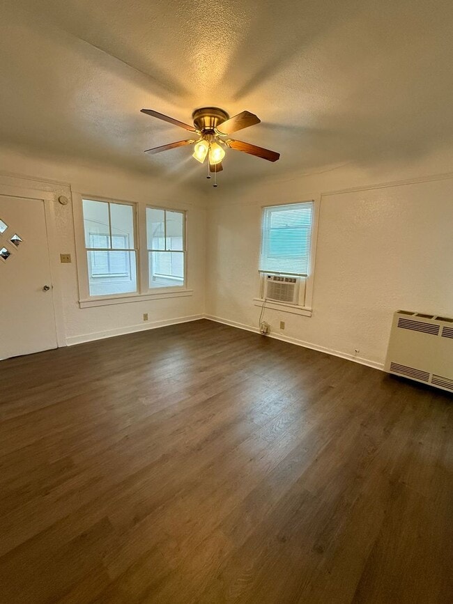 Building Photo - 1 Bedroom 1 Bath Duplex!