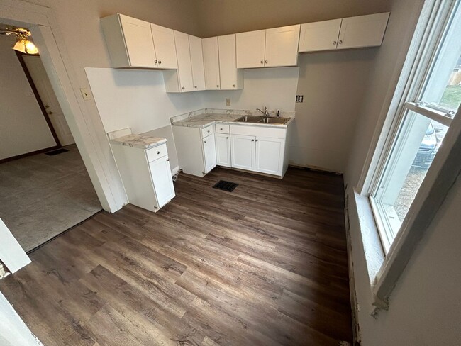 Building Photo - Charming One-Bedroom Home with Den and Cov...
