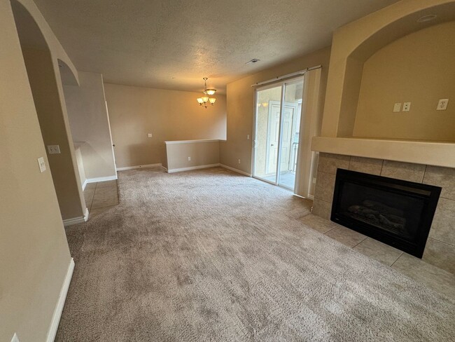 Building Photo - Great 2 bed, 2 bath town home in Lehi