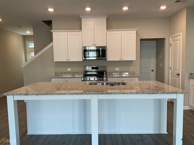 Building Photo - 2066 Pine Tree Dr