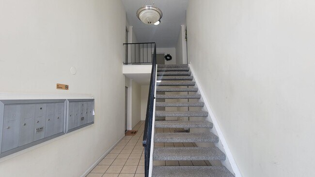 Building Photo - Elegant 1-Bedroom Condo Near Shelbyville Rd