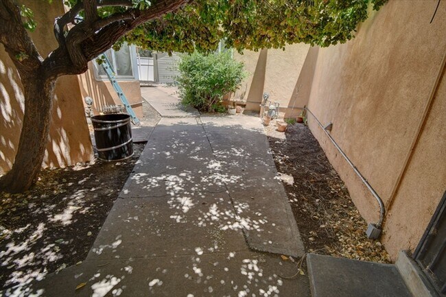 Building Photo - Albuquerque Country Club Townhome !!!!!
