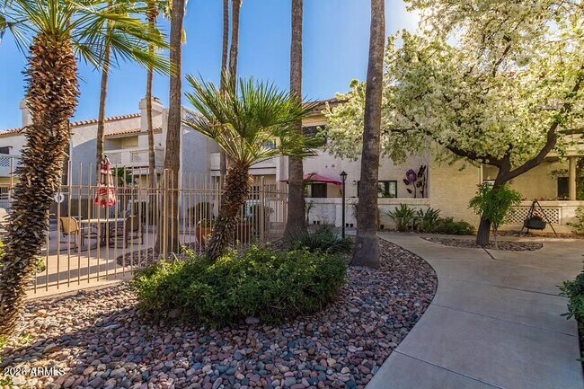 Building Photo - 930 N Mesa Dr