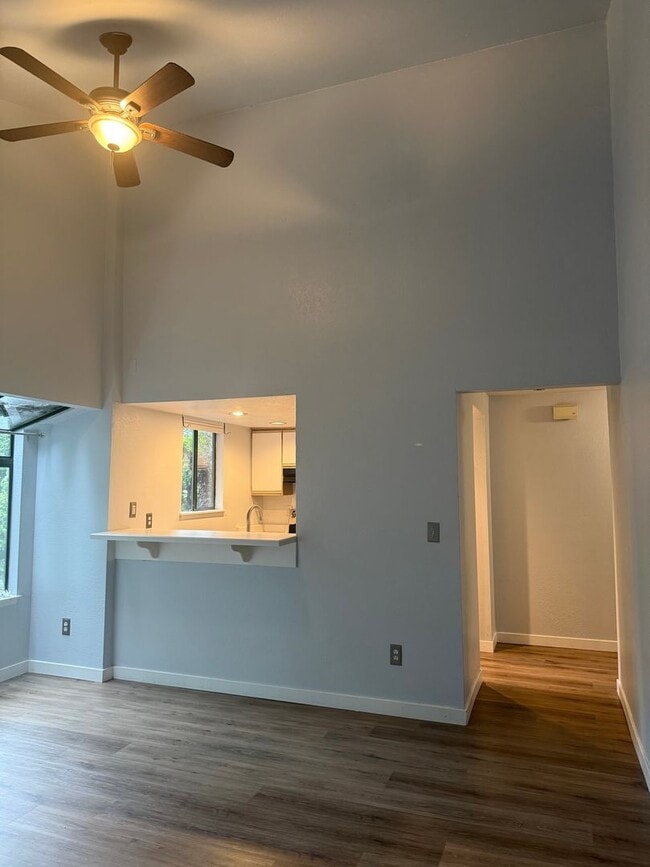 Building Photo - Condo near the beach - top floor