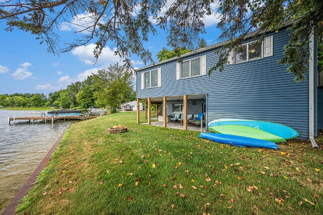 Building Photo - Year Round Rental Available on Wall Lake