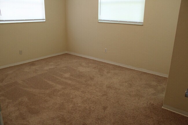 Building Photo - Half duplex close to the beach!