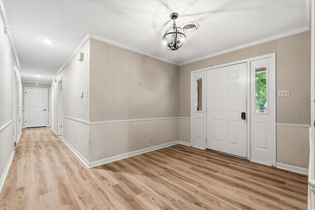 Building Photo - 4-BED, 2-BATH ALL-BRICK HOME NEAR JONESBORO COUNTRY CLUB!
