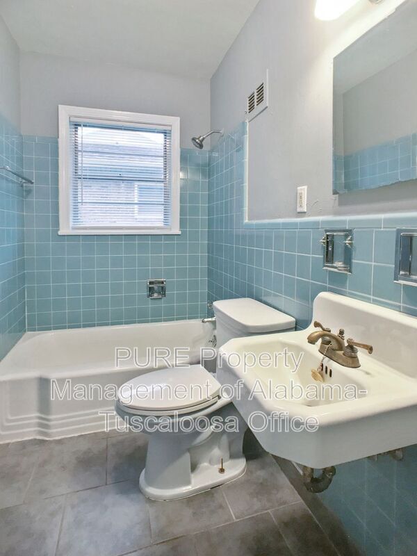 Building Photo - 1208 38th Ave E