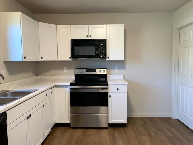 Building Photo - Make This Beautiful 3-Bedroom Townhouse Yo...