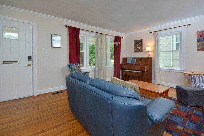 Building Photo - Furnished! Highly Desirable Trinity Park