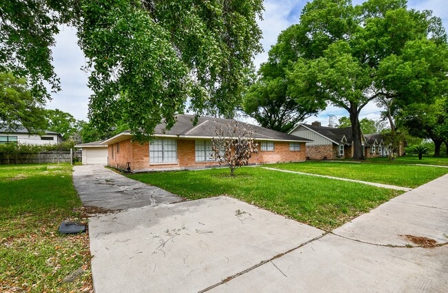 Building Photo - 4310 Woodvalley Dr