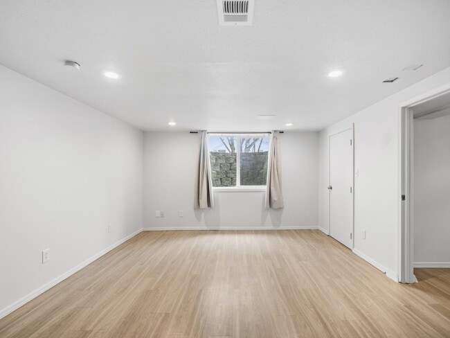Building Photo - 2403 W Everett Ave