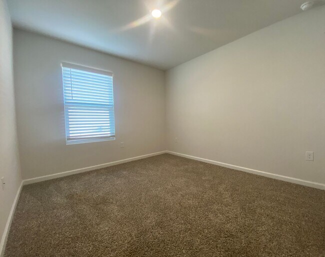 Building Photo - Efficient 4BR Living with Fenced Yard & Convenient Access