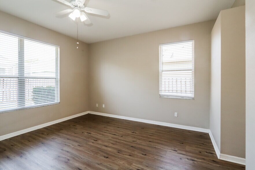 Building Photo - 1627 Wakefield Dr
