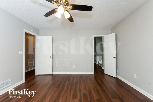 Building Photo - 470 Willow Ln