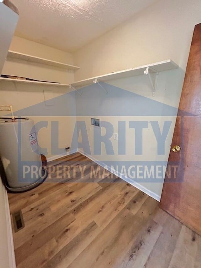Building Photo - Two bedroom townhome with fenced in backyard!