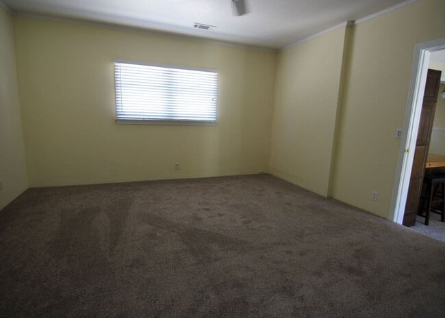 Building Photo - 1 Bedroom, 1 Bath with assigned parking