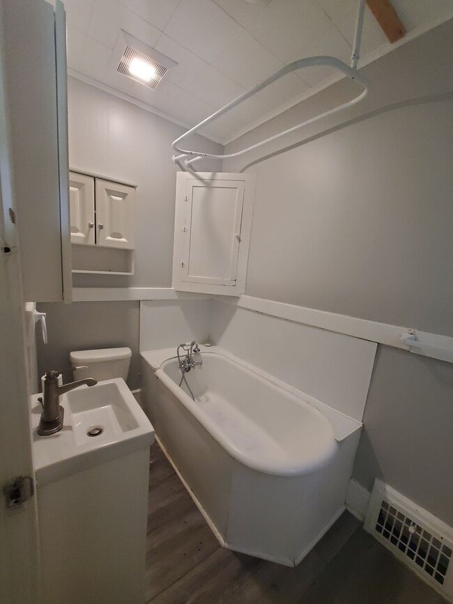 Building Photo - 2 Bedroom 1 Bath in Bettendorf with Attach...