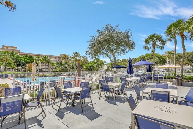 Building Photo - 2651 S Palm Aire Dr