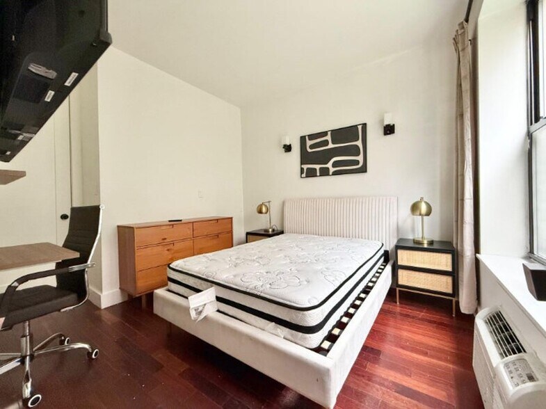 Primary Photo - Nice room in a good neighborhood