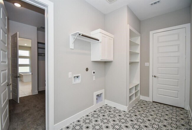 Building Photo - 10334 Fountain Shore Dr