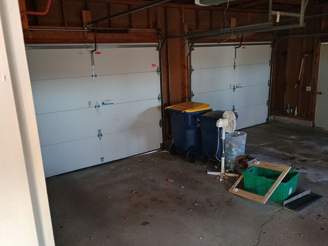 Building Photo - AVAILABLE 4/01/26 Large 2 Bedroom 1 Bath Main Floor Home