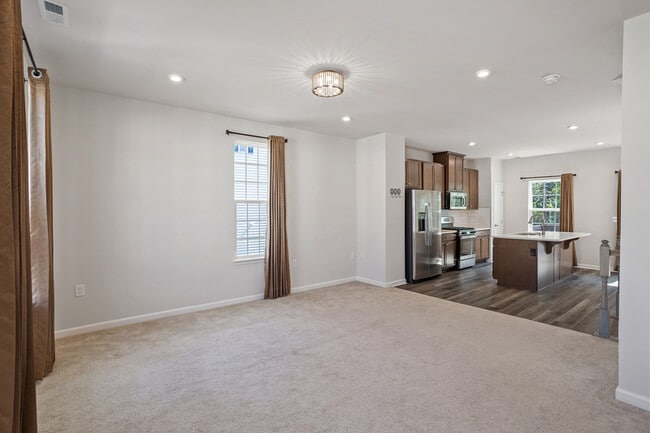 Building Photo - 915 Romeria Dr