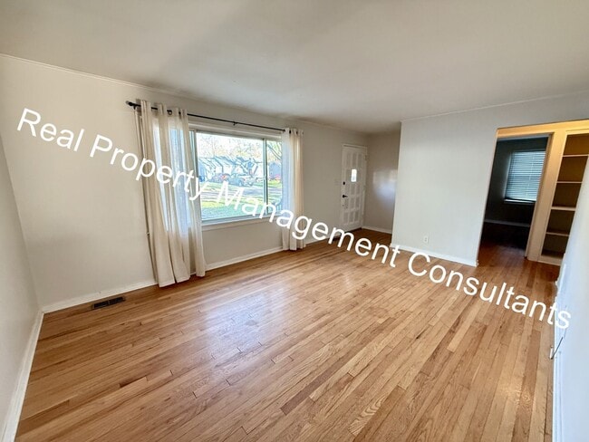 Building Photo - 3-Bedroom Home Near Downtown Overland Park!