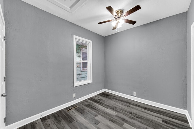 Building Photo - 5527 Alice Ave